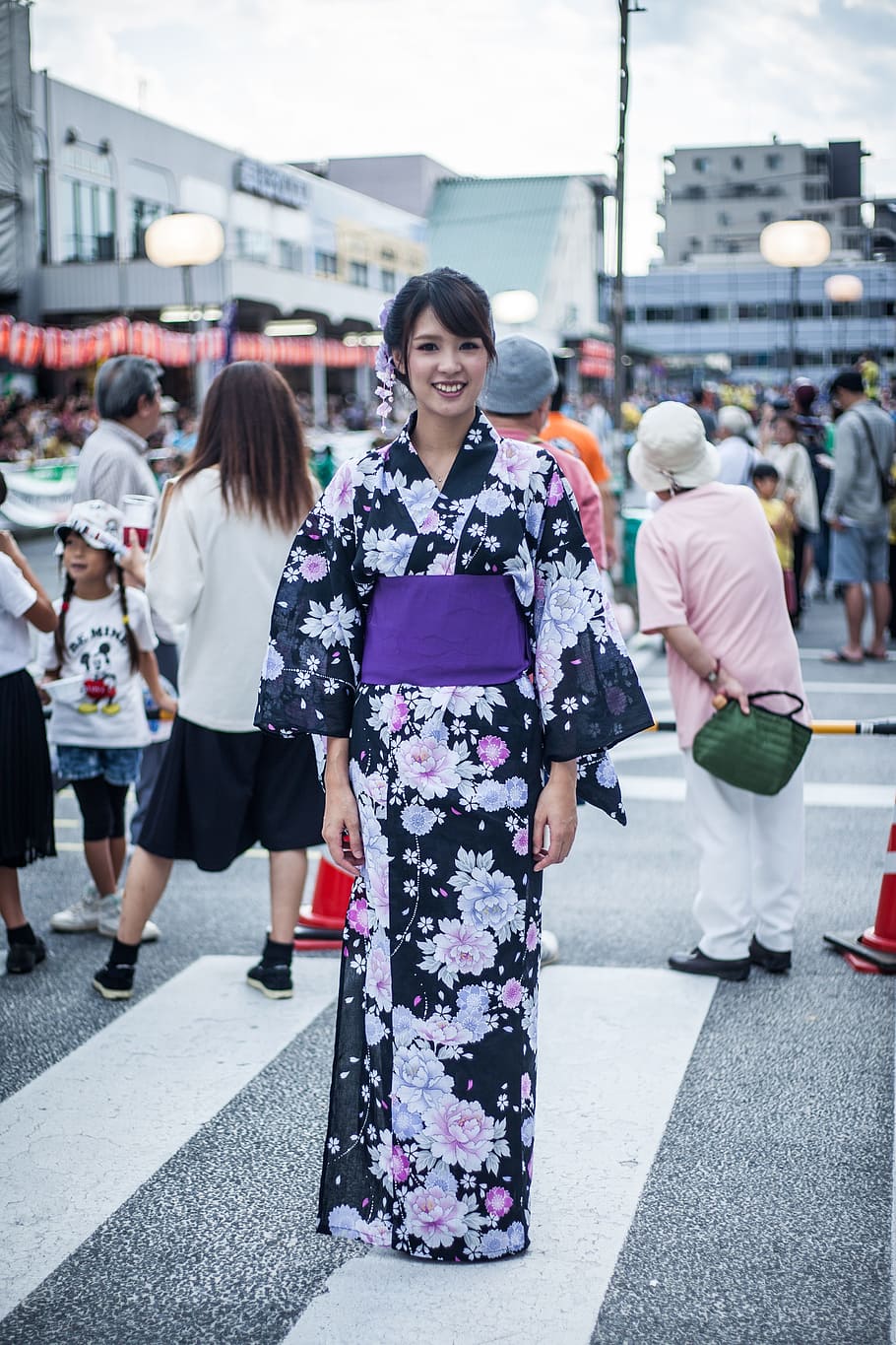 wanita, mengenakan, kimono, luar, yukata, negara jepang, budaya, cantik, kota, orang-orang nyata