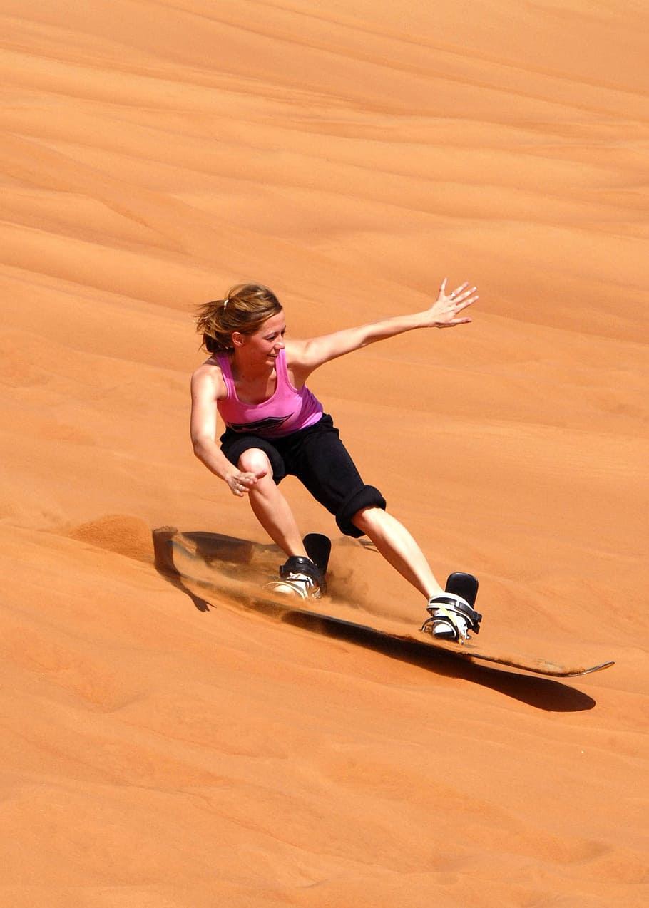 mulher, rosa, tanque, topo, preto, calças esqui na areia, sandboard, prancha de areia, areia, duna
