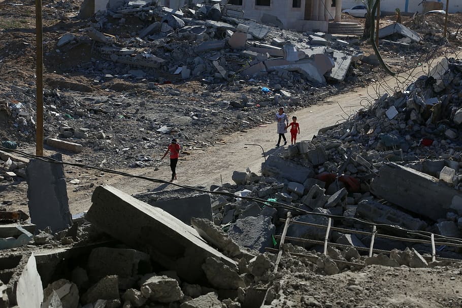 orang berjalan bangunan, palestine gaza strip pada 2015, beit hanoun, kehancuran penggantinya, industri, orang-orang nyata, situs konstruksi, industri konstruksi, hari, pekerjaan