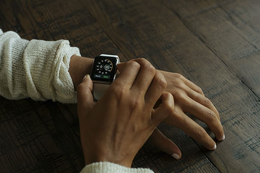 pessoa que ajusta smartwatch, pessoas, mãos, pulso, relógio, tempo, acessórios, mangas compridas, humano Mão, relógio de pulso