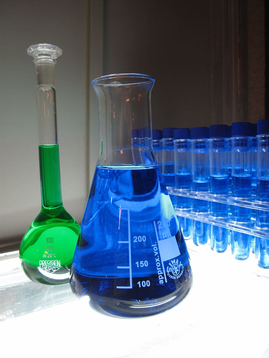 dua, hijau, biru, cair, diisi, bening, wadah kaca, lab, kimia, penelitian
