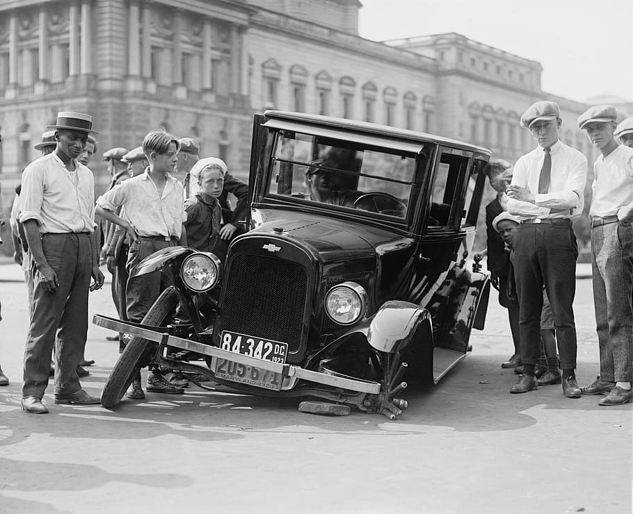 klasik, mobil chevrolet, dikelilingi, foto orang-orang skala abu-abu, otomotif, cacat, rusak, kecelakaan mobil, usa, 1923