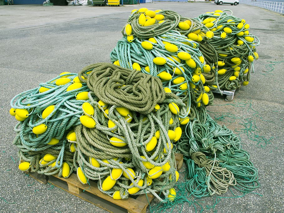 redes de pesca, puerto ribadeo, lugo, amarillo, día, sin gente, vista de ángulo alto, sendero, primer plano, color verde