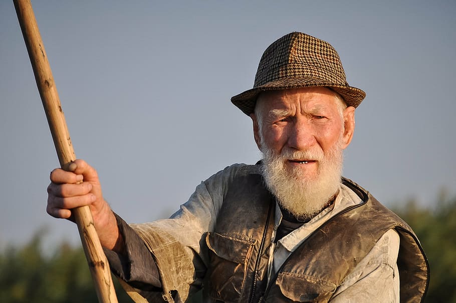 hombre, vistiendo, marrón, chaleco, sombrero, sonriendo, antiguo, pescador, retrato, tradicional