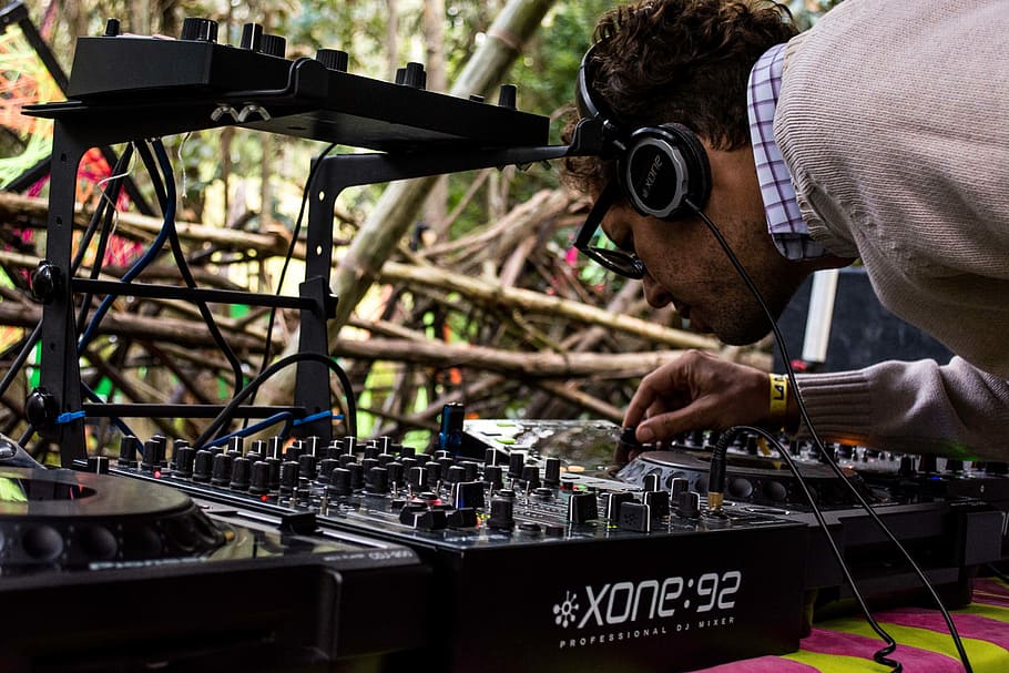 homem, controlando, Xone 92 DJ toca-discos, Xone, DJ, toca-discos, som, música, equipamento, mistura