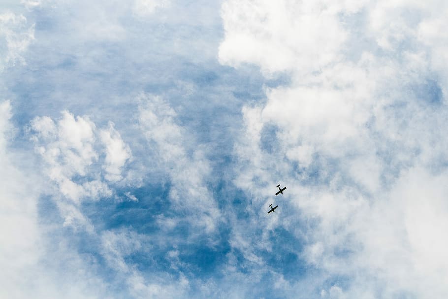 dois pequenos aviões, dois, pouco, aviões, nuvens, avião, voando, céu, azul, nuvem - céu