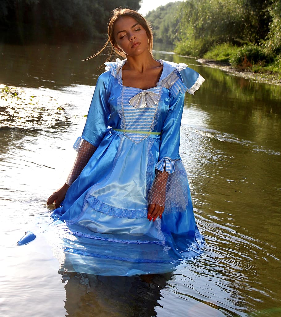 mujer, vistiendo, azul, vestido de satén, cuerpo, agua, niña, princesa, lago, vestido