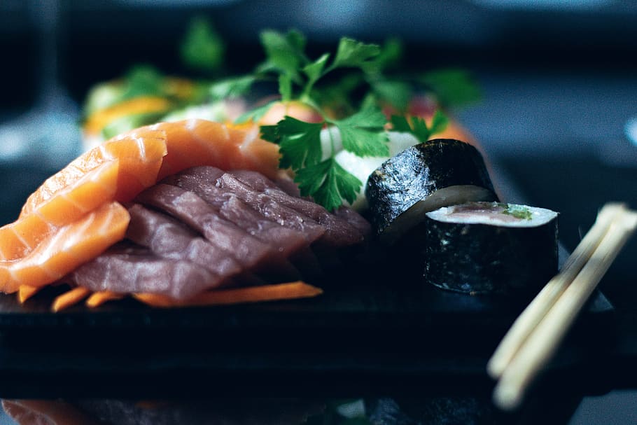 sushi, maki, piring, asia, makanan, makanan dan minuman, daging, kesegaran, sayur-sayuran, fokus selektif