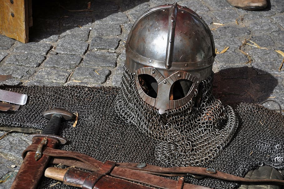 Gris, casco de cota de malla, armadura, piso de ladrillo, caballero, casco, armas, espada, armadura de caballero, medieval