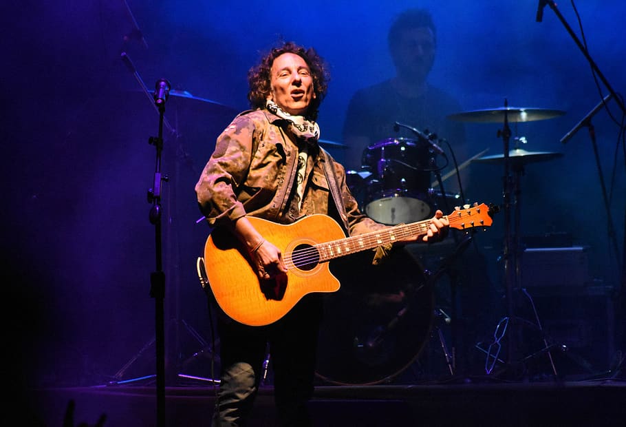 calamaro, singer, show, guitar, music, musical instrument, performance, musician, arts culture and entertainment, string instrument