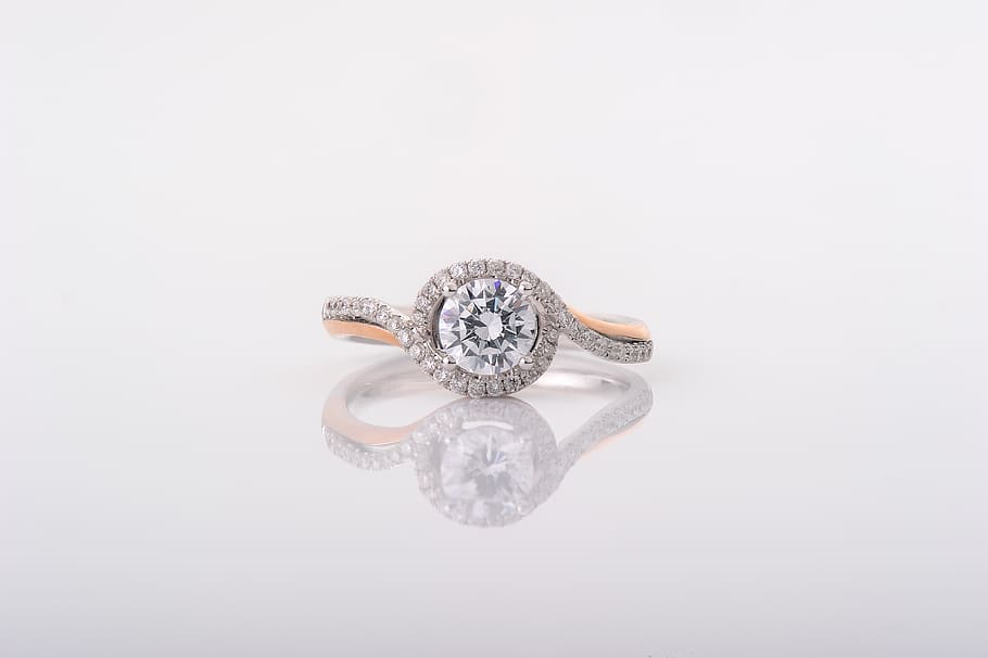 anel, anel de diamante, anel de casamento, diamante - pedra preciosa, fundo branco, tiro do estúdio, jóias, luxo, riqueza, dentro de casa