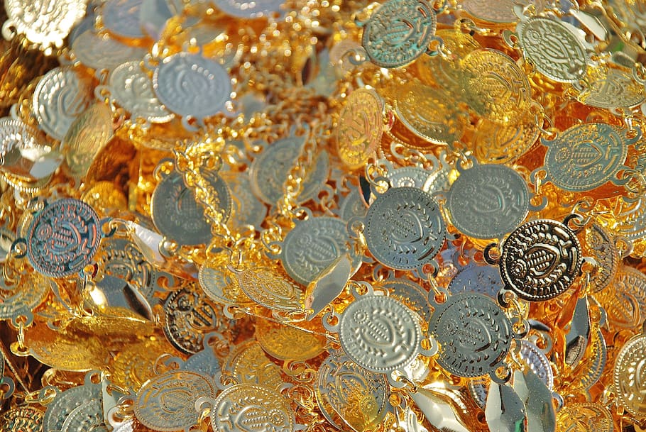 둥근 은색 동전, 동전, 금, 쇠사슬, 돈, 보석류, 현금, 황금의, 노랑, 빛나는