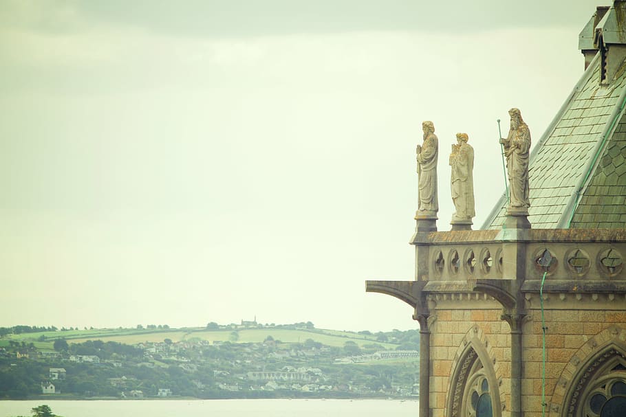 tres, hombres, estatuas, repisa del edificio, persona, mostrando, estatua, Catedral de San Colman, Cobh, Irlanda
