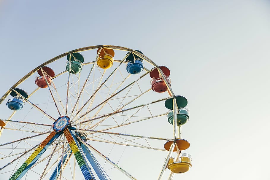 roda gigante multicolorida, azul, amarelo, verde, roda gigante, parque de diversões, passeio, feira, diversão, céu