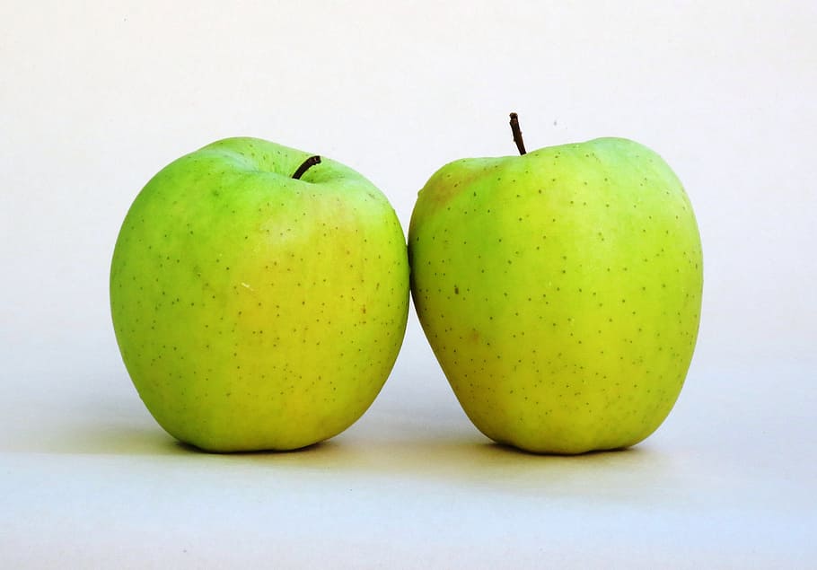 duas maçãs verdes, maçã, maçãs deliciosas douradas, vegetais de frutas, metade, alimentos, maçãs, alimentação saudável, fruta, comida e bebida