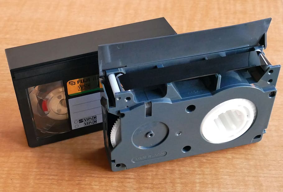 Montón de cinta de video vhs con reproducción de video antiguo concepto de  pila de estilo retro de aparatos eléctricos y electrónicos antiguos  dispositivo de reproductor de discos multimedia anticuado