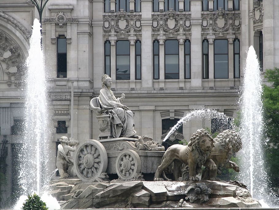ao ar livre, fonte, estátua da carruagem do leão, quatro cavalos, cavalos, escultura, madri, espanha, praça de cibeles, arquitetura