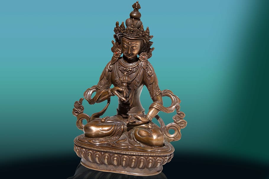 superficial, fotografía de enfoque, estatuilla de dios hindú, vajrasattva, bodhisattva, esotérico, mano derecha, vajra, tibet, bronce