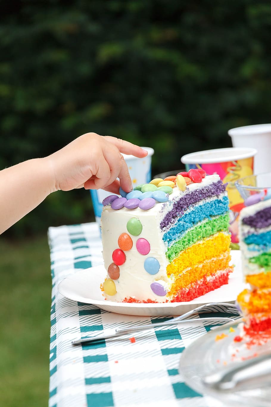 pastel de arco iris, cumpleaños, pastel, dulce, celebración, pastel de cumpleaños, velas, cumpleaños de niños, delicioso, rojo