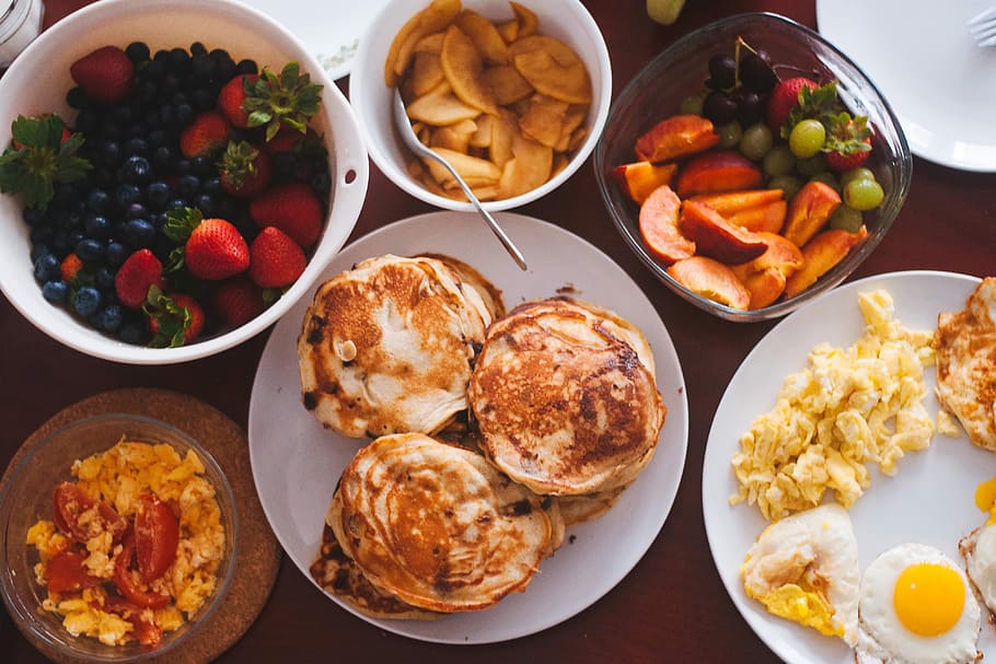 sarapan, meja, termasuk, telur, telur dadar, buah, penyebaran, makanan / minuman, makanan, piring