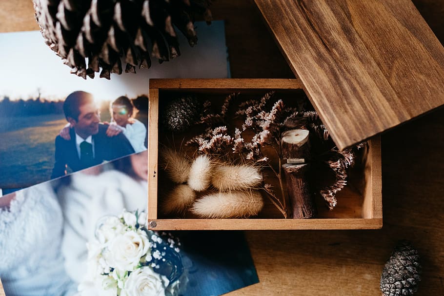 caixa de madeira marrom, pessoas, homem, mulher, casal, feliz, amor, íntimo, carinho, casamento