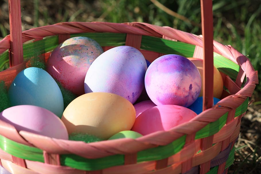 huevos de pascua, multicolores, canasta, hierba, jardín, pascua, buscar huevos, tradición, costumbre, buenas y felices vacaciones de pascua