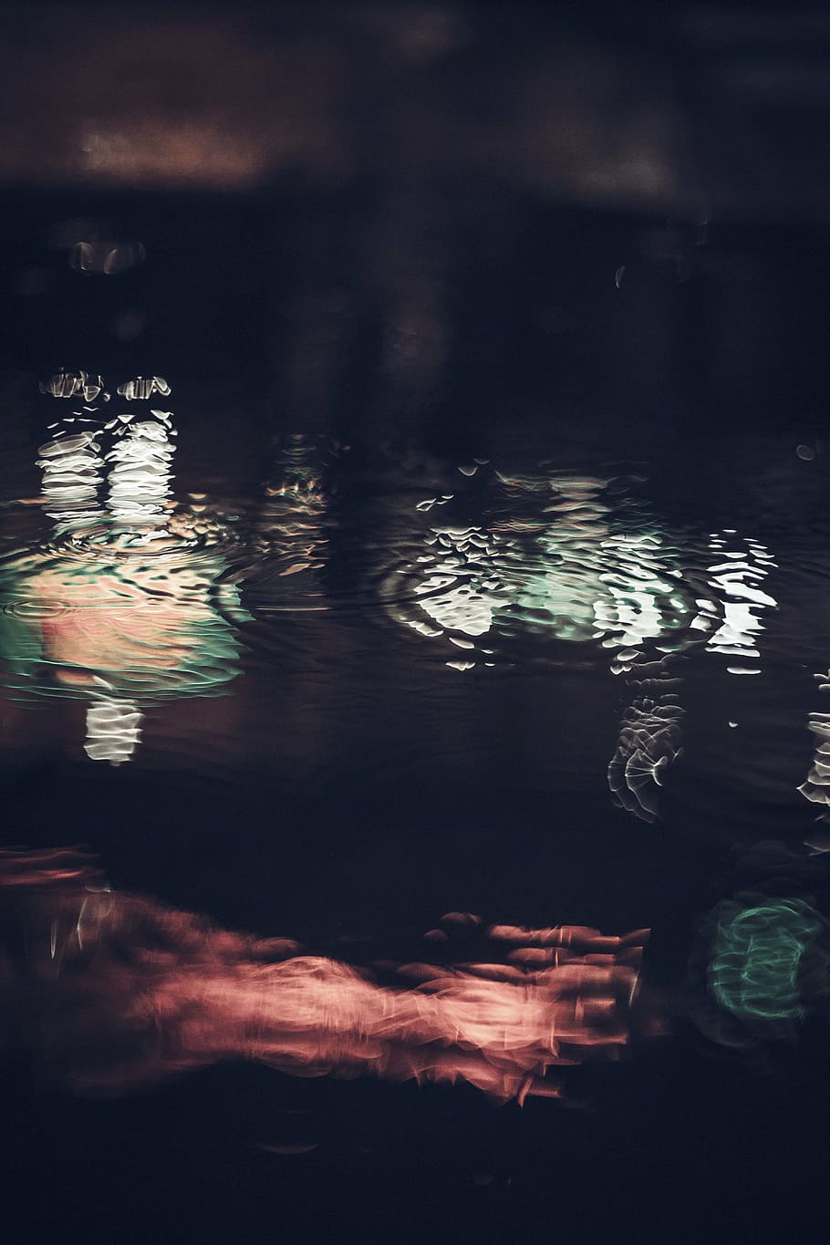 corpo de água, água, gota, chuva, reflexão, escuro, noite, luzes, natureza, planos de fundo