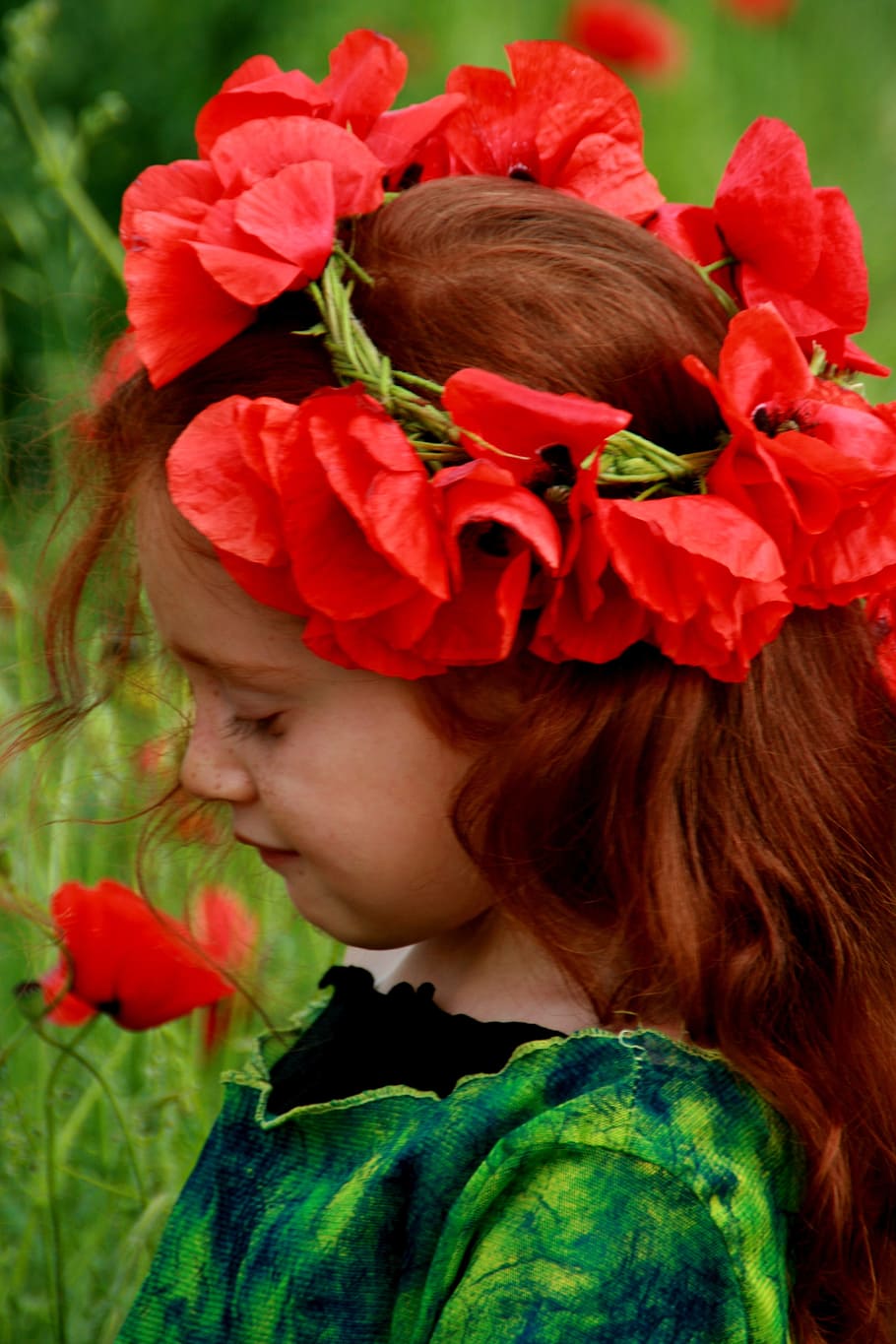 Рыжие девушки с цветком 
