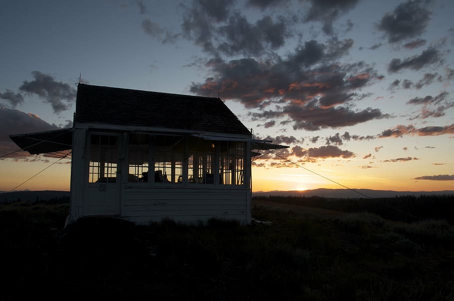 casa con vistas al campo, silueta, casa, puesta de sol, cabaña, cielo, nubes, gradiente, anochecer, amanecer