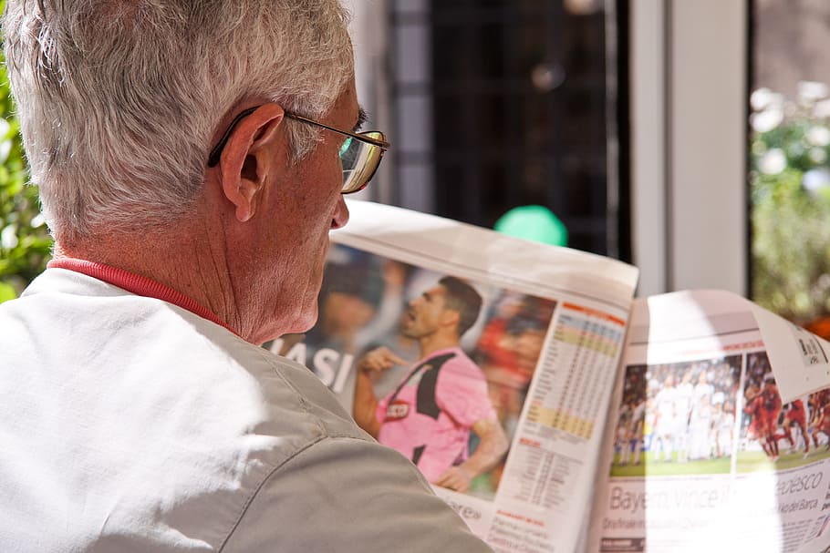 hombre leyendo periódico, periódico, leer, hombre, pensionistas, papel, noticias, mensajes, falta de comprensión, información