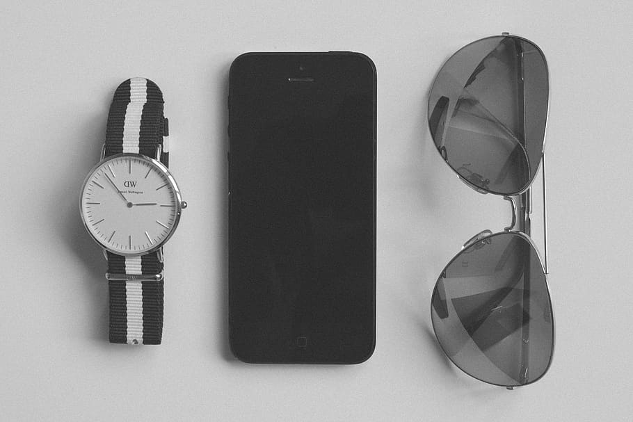 reloj, gafas de sol, accesorios, iphone, móvil, tecnología, objetos, blanco y negro, bodegón, en interiores