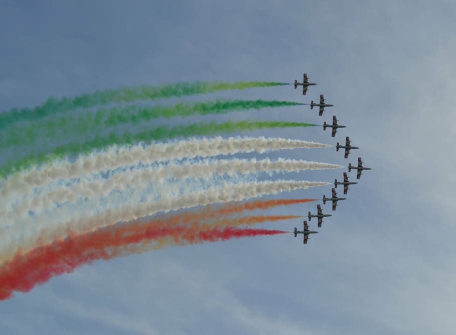 exhibición de la exhibición del aeroplano, frecce tricolori, italia, exhibición aérea, vuelo, vehículo aéreo, aeroplano, fuerza aérea, avión de combate, truco
