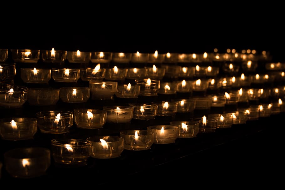 arranjo de velas lightend, velas, arranjo, vela, luz de vela, tealight, igreja, serviço da igreja, iluminação, iluminar