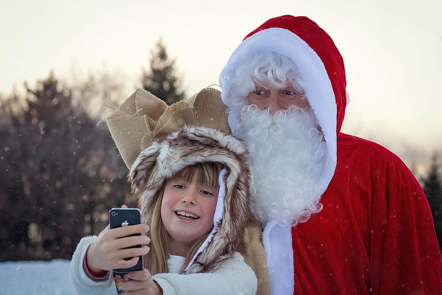 Niño, tomando, selfie, siguiente, hombre, traje de Papá Noel, Navidad, Papá Noel, capturado, fotografía