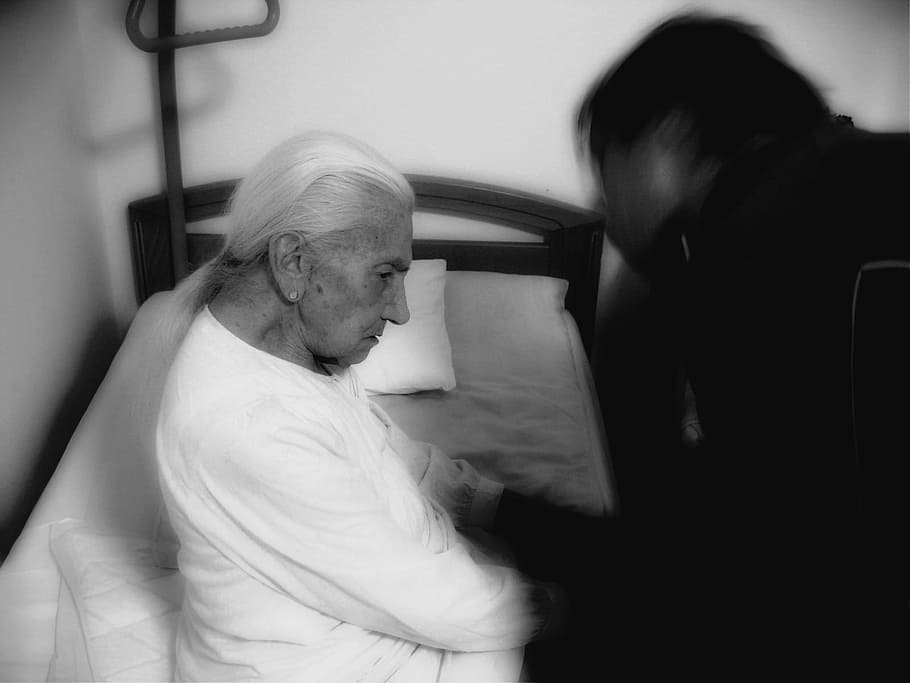foto em escala de cinza, mulher, cama, constante, demência, idade, alzheimer, lar de idosos, cuidar de idosos, manchas da idade