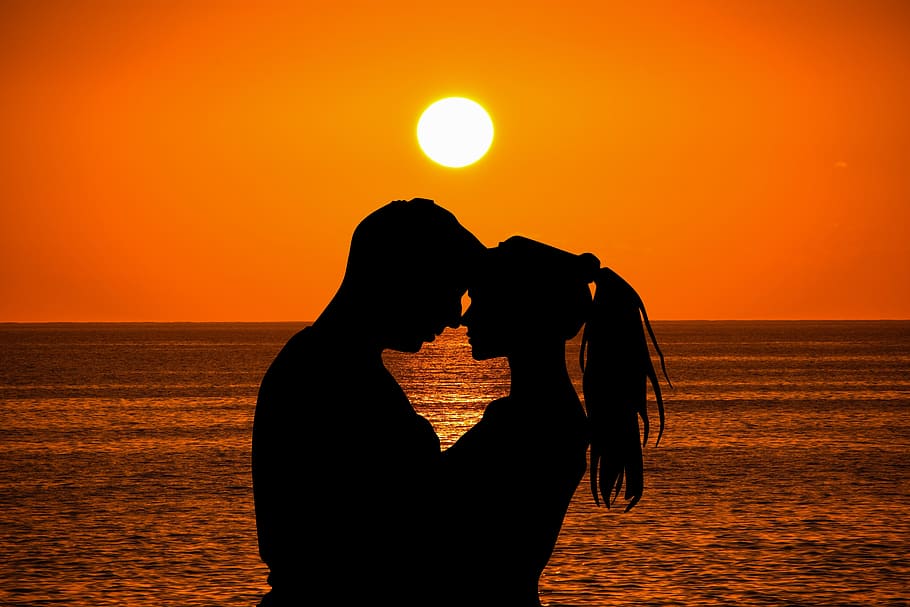 hombre, mujer, abrazos, playa, océano, horizonte, puesta de sol, amantes, oscuridad, sol