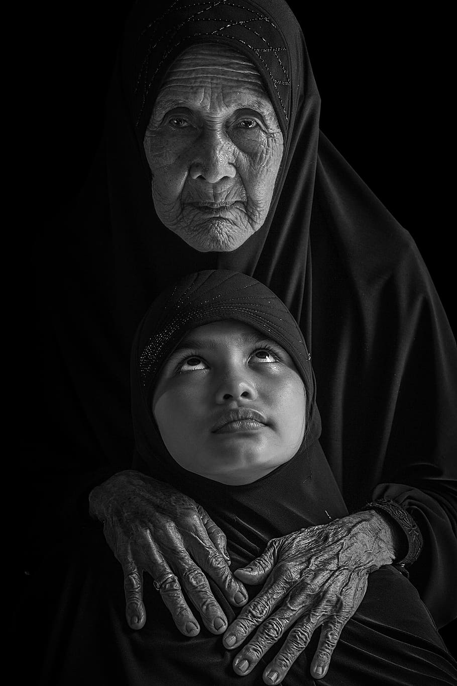 foto grayscale, wanita, gadis, mengenakan, hitam, jilbab, mrs, dan, cucu etnik, keluarga