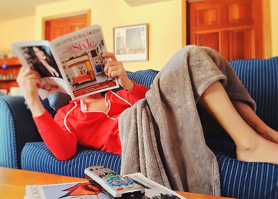 mulher lendo revista, deitado, sofá, lendo, relaxar, dentro de casa, lazer, casa, mulheres, pessoas