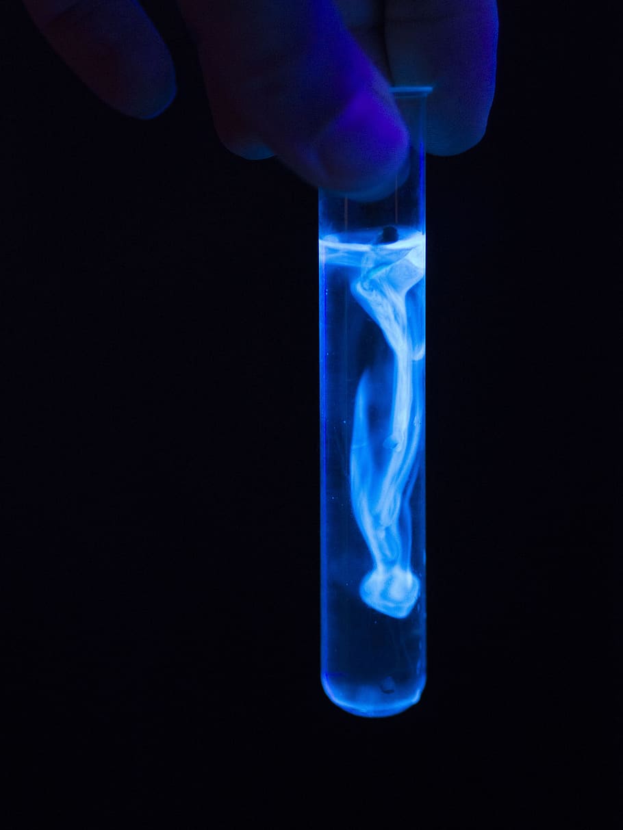 experimento, tubo de ensaio, fluorescência, química, parte do corpo humano, cuidados de saúde e medicina, mão humana, mão, fundo preto, azul