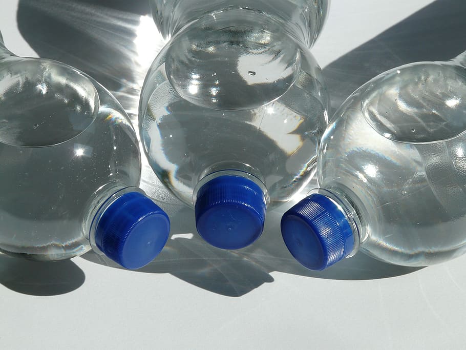 três, selado, azul, tampado, garrafas, mentindo, branco, superfície, garrafa de plástico, garrafa