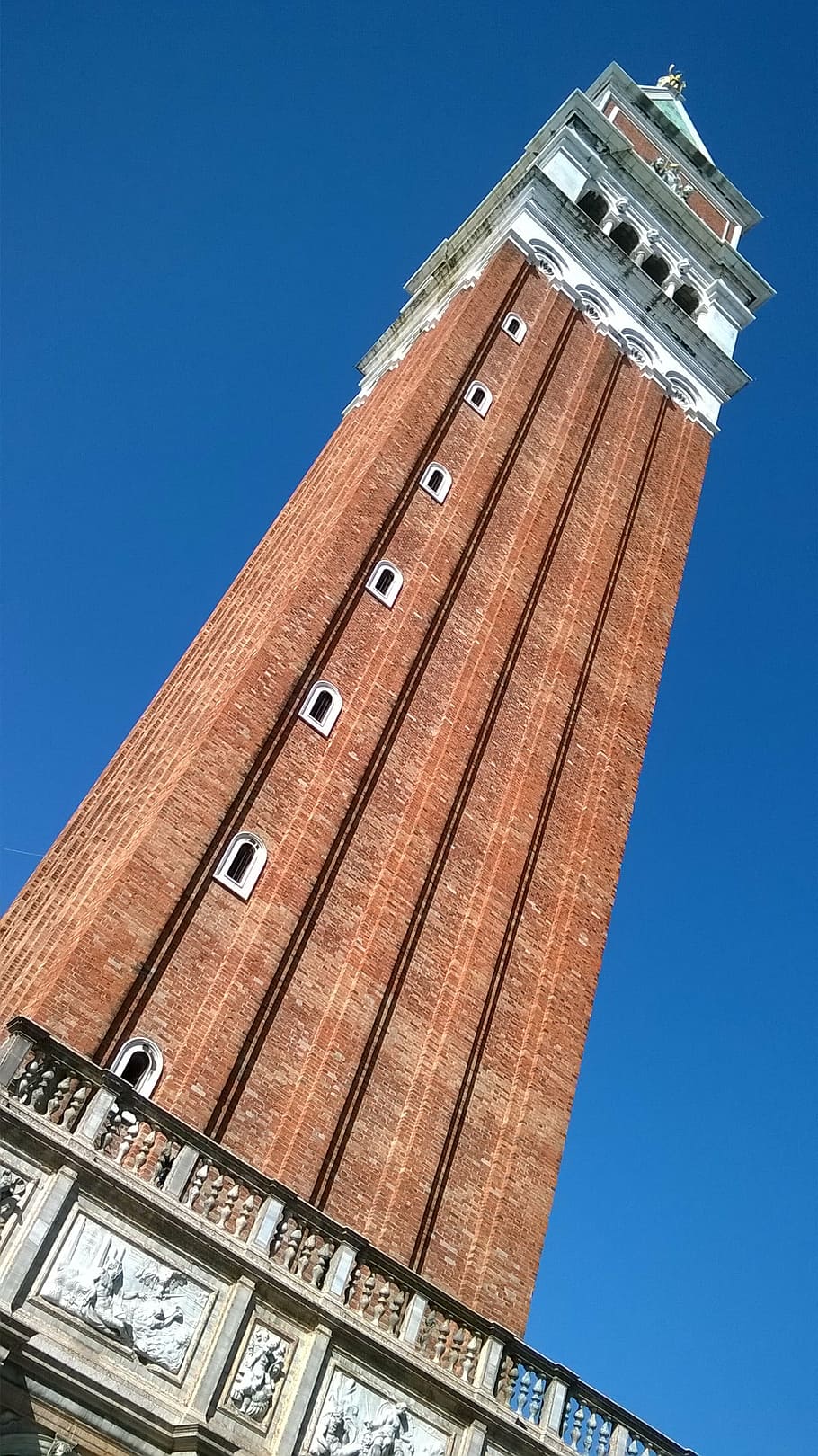 campanario de san marco, venecia, italia, vista de ángulo bajo, cielo, estructura construida, arquitectura, cielo despejado, azul, exterior del edificio