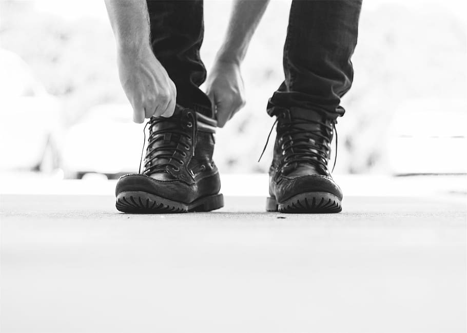 foto grayscale, pria, mengenakan, hitam, sepatu bot, abu-abu, skala, foto, jeans, kulit