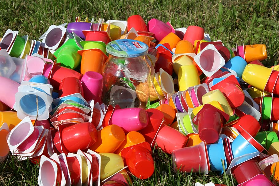 lote de vasos de plástico de varios colores, plástico, espresso, paquetes, basura, vasos de plástico, reciclaje, desperdicio, hipoteca, vidrio