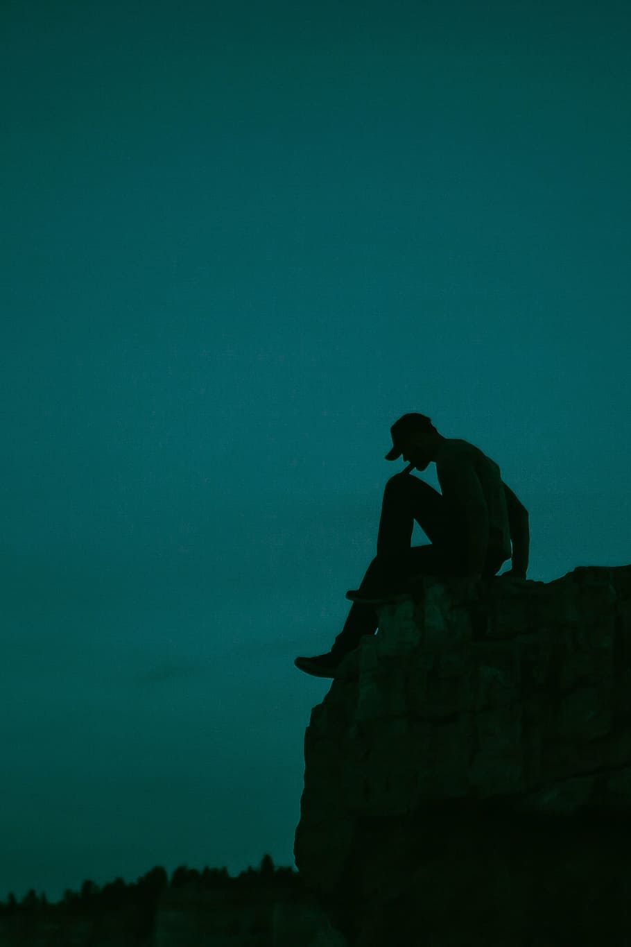 foto siluet, pria, duduk, tebing, tepi, batu, bayangan hitam, gelap, malam, langit