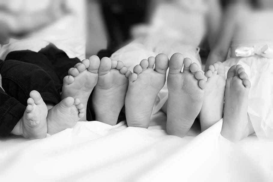 fotografía en escala de grises, cuatro, niños, pies, juntos, hermanos y hermanas, descalzos, pies de niños, familia, parte del cuerpo humano