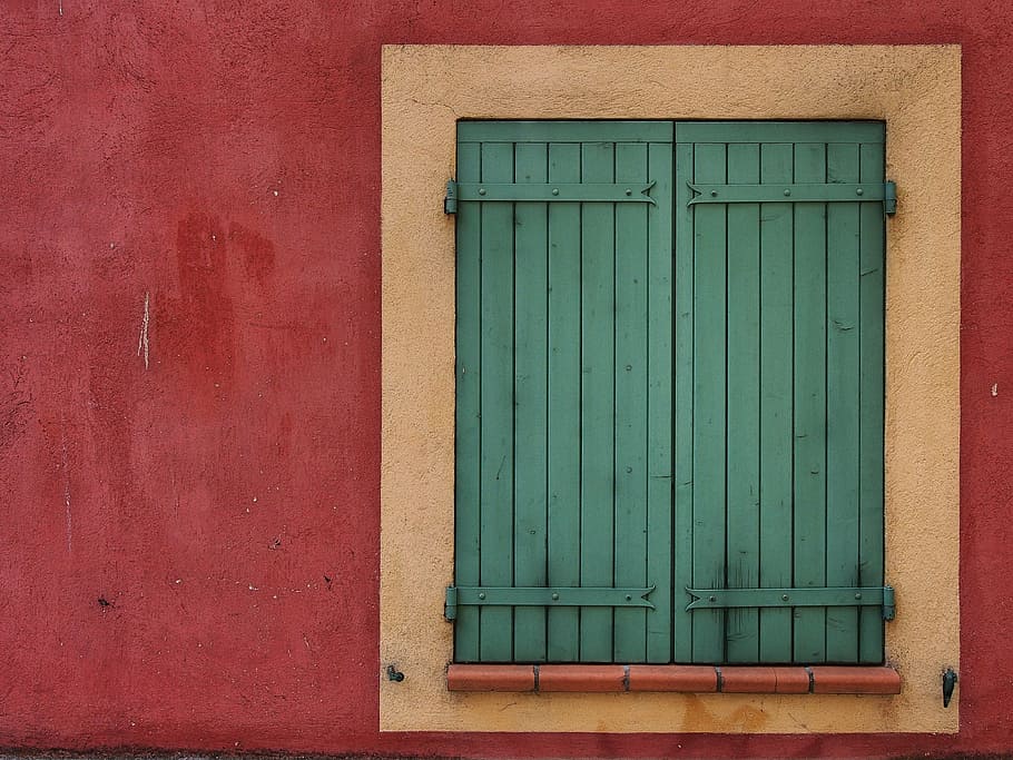 зеленое деревянное окно, Зеленый, деревянный, окно, ставень, Красный, Ставни, стена, на открытом воздухе, архитектура