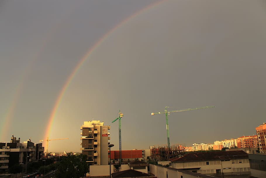 Rainbow, cielo, dorado, hora, blanco, edificios, edificio, estructura, ciudad, grúa
