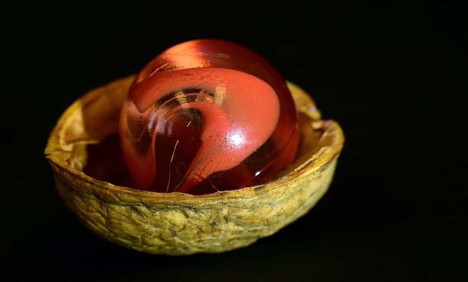 mármol, cáscara de nuez, vidrio, madera, pequeño, sobre, rojo, brillante, mármol de vidrio, bola de cristal