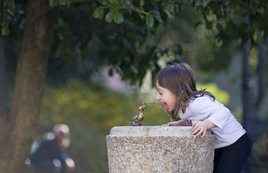 menina, bebendo, fonte de água, com sede, bebida, fonte, água, sede, infância, criança