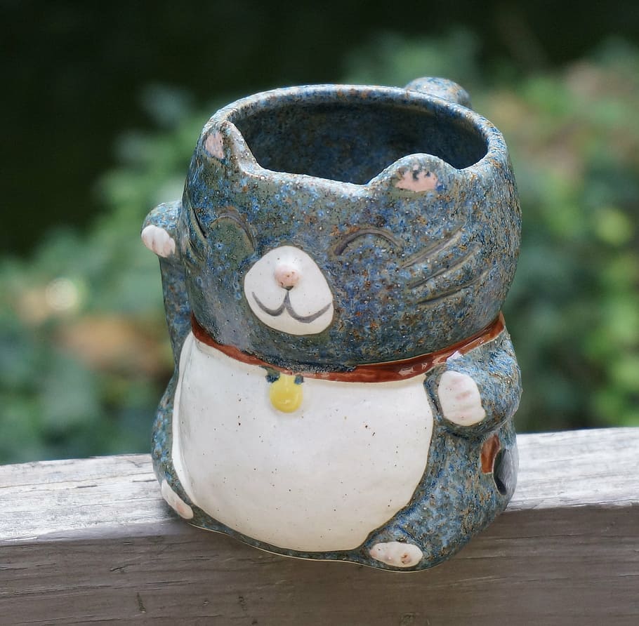 mug, mug kitty, lucu, buatan tangan, kerajinan, kerajinan tangan, tanah liat, biru, putih, fokus pada latar depan